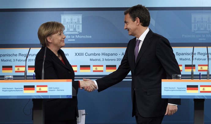 Zapatero y Merkel en Moncloa tras la cumbre bilateral