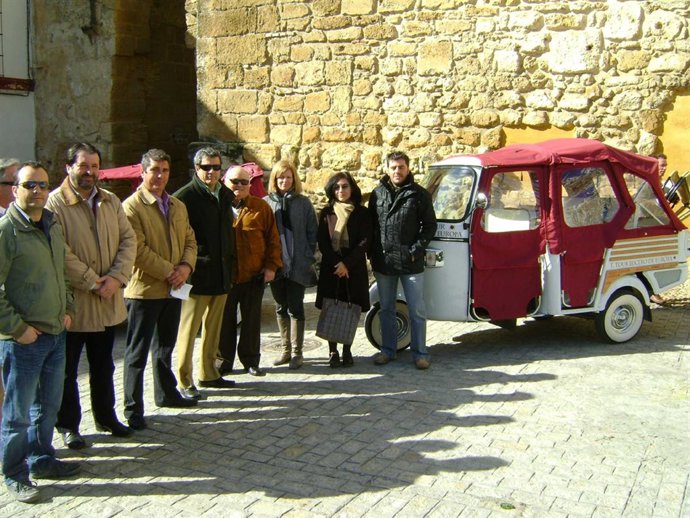 Nota De Prensa Y Fotografía En Marcha Un Servicio De Taxi Turístico En Carmona