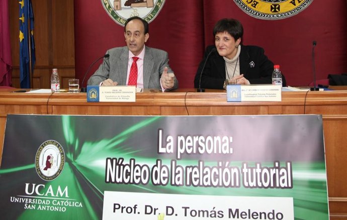 El doctor en Ciencias de la Educación, Tomás Melendo, junto a la coordinadora de