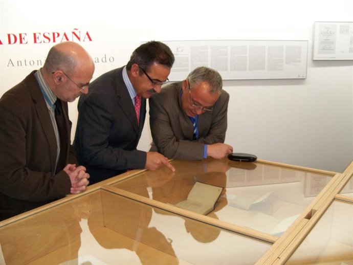 Alejandro García y Gonzalo Santonja observan las piezas expuestas