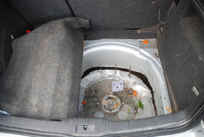 Foto Del Habitáculo Donde Se Ocultaba El Inmigrante