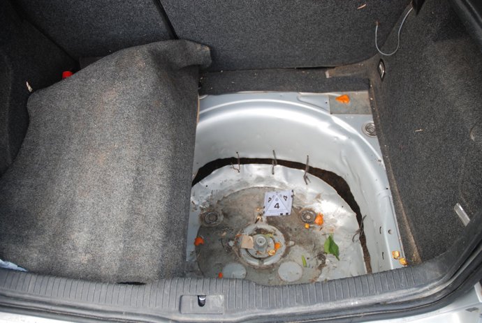 Foto Del Habitáculo Donde Se Ocultaba El Inmigrante