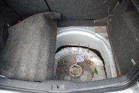 Descubren a un inmigrante oculto en el habitáculo del salpicadero de un coche 