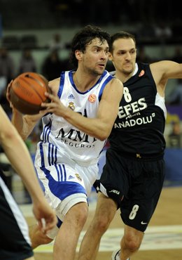 Real Madrid's guard Sergio Llull (L) 
