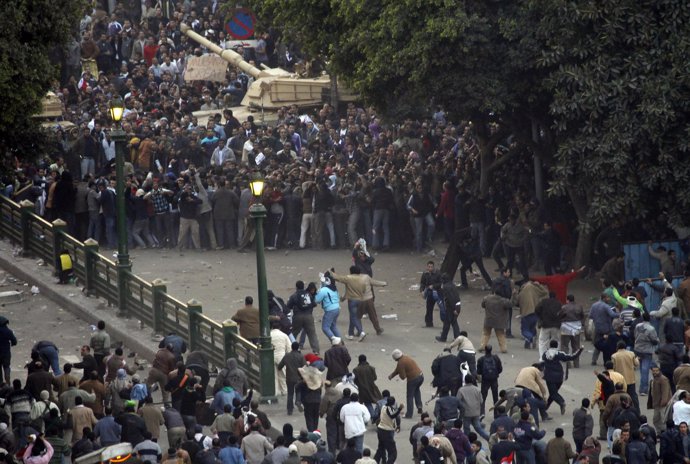 Enfrentamientos entre partidarios y detractores de Mubarak