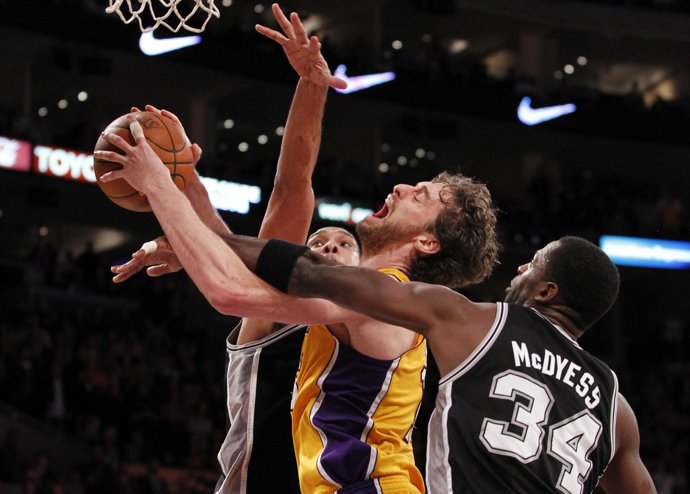 Pau Gasol de Lakers ante San Antonio Spurs