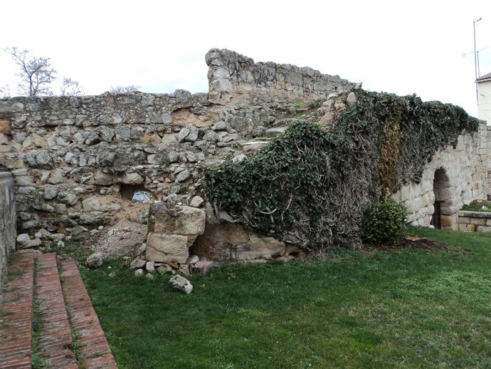 Delicado Estado De La Muralla, Junto Al Portillo De La Lealtad.