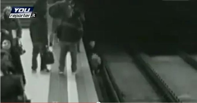 Pasajeros salvando al niño de las vías férreas.