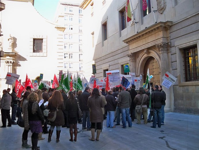 Los concentrados, a las puertas de la sede del Gobierno regional