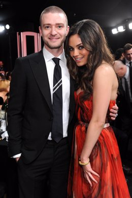 El actor y cantante Justin Timberlake y la actriz Mila Kunis posando en los prem