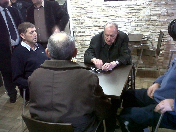 Manuel Fraga, durante una partida de dominó en un bar, en San Lázaro