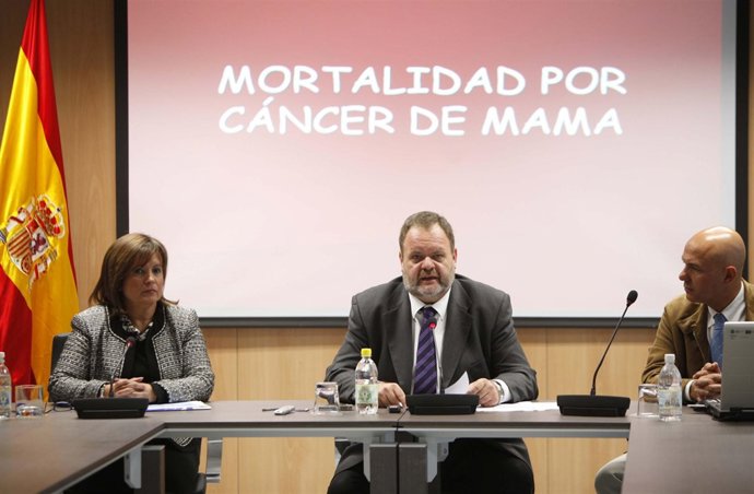 Consejero de Sanidad del Gobierno de Canarias, Fernando Bañolas (centro)