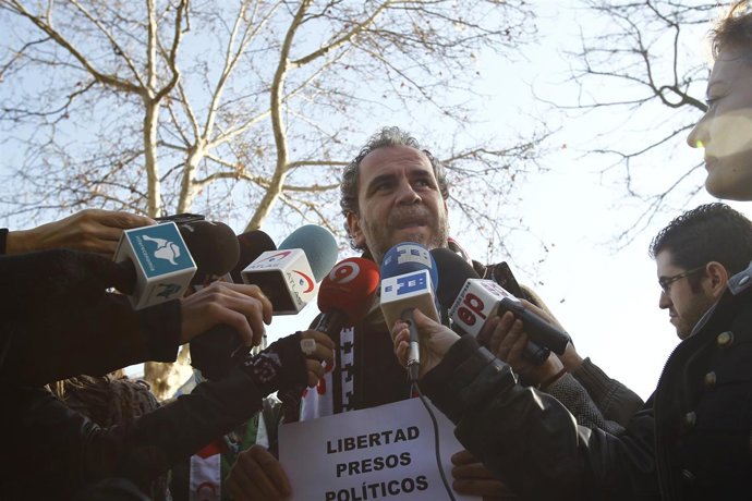 Willy Toledo declara por alteración de orden público