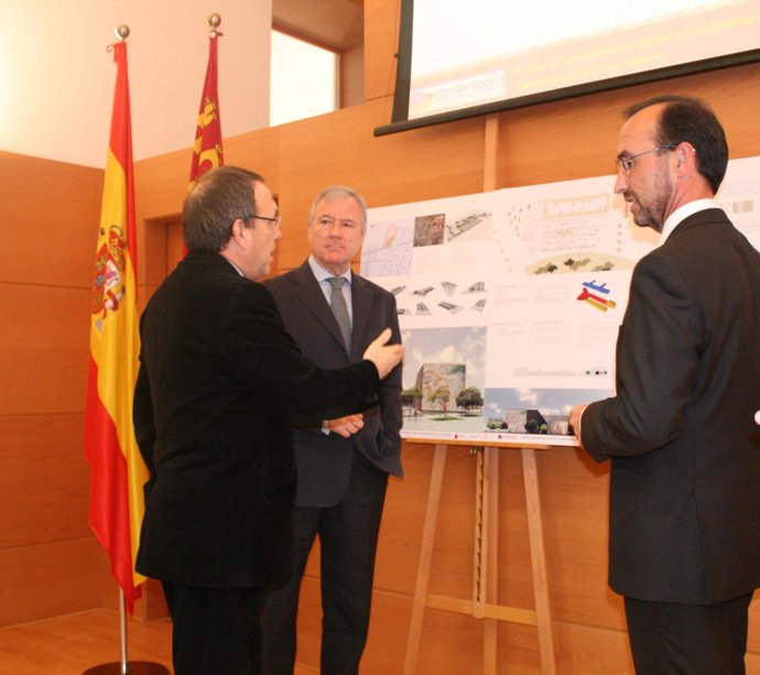 El presidente Valcárcel, junto al consejero de Universidades, Empresa e Investig