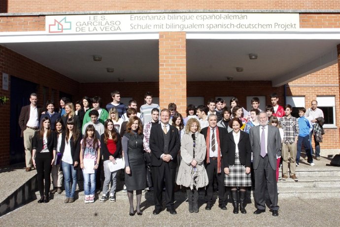 Autoridades y alumnos del IES Garcilaso de la Vega