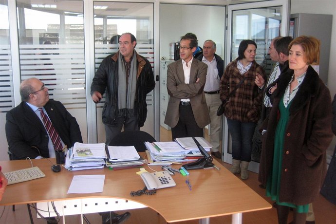 Oria visita las instalaciones de la Oficina Agraria de Santoña