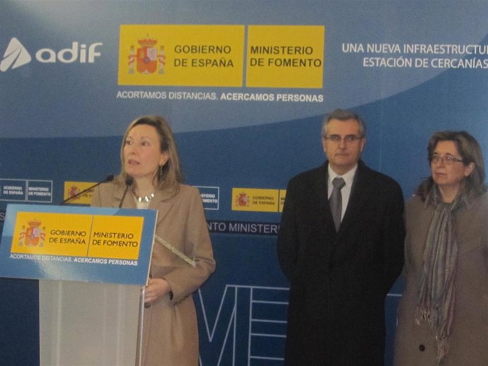 La delegada del Gobierno, Amparo Valcarce, en la visita de la estación de Laguna