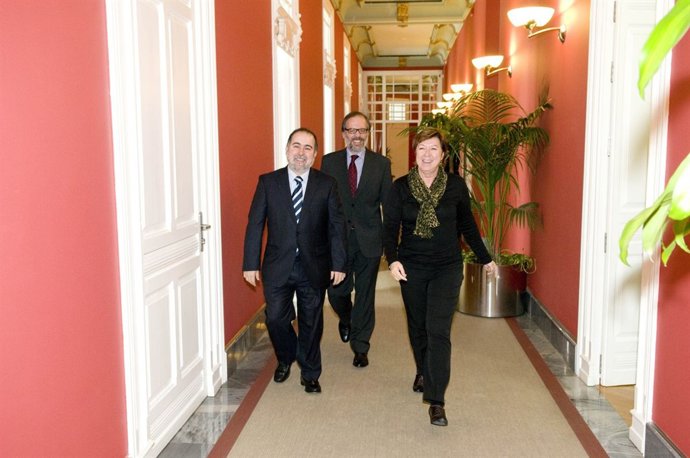 El nuevo director de la refinería en Cartagena, acompañado por su predecesor, vi