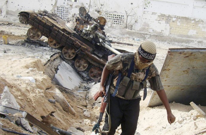 Milicianos somalíes de Al Shabaab combaten a la UA
