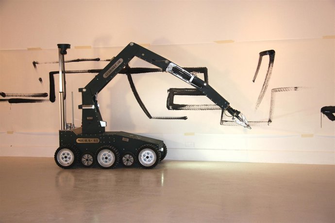 Robot de los Tedax con una de las obras de Fernando Sánchez Castillo