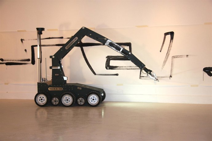 Robot de los Tedax con una de las obras de Fernando Sánchez Castillo