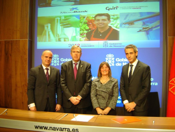 Firma del acuerdo entre el Gobierno y La Caixa para apoyar a autónomos y microem