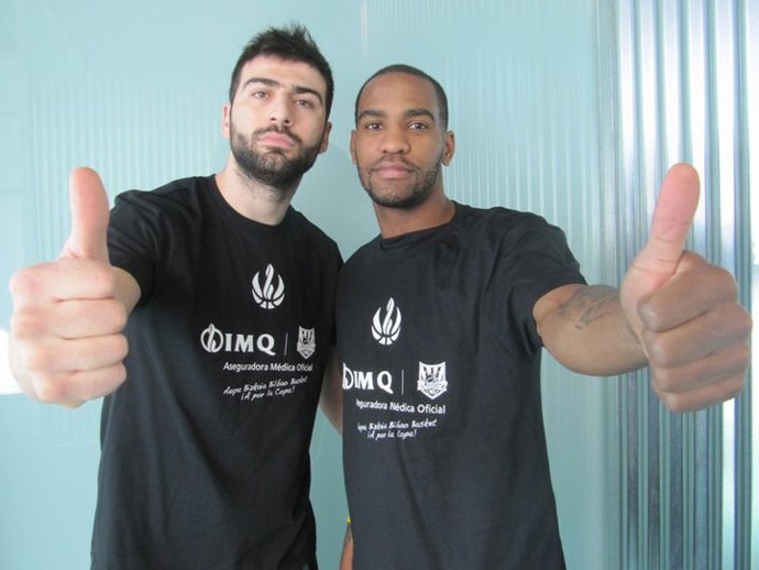 Mavroeidis y Jackson, con la camiseta conmemorativa de la Copa