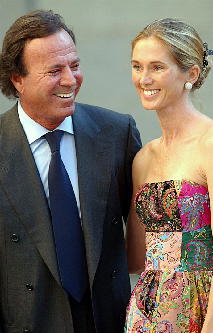 El cantante Julio Iglesias y Miranda Rijnsburger en la boda de Ana Aznar y Aleja