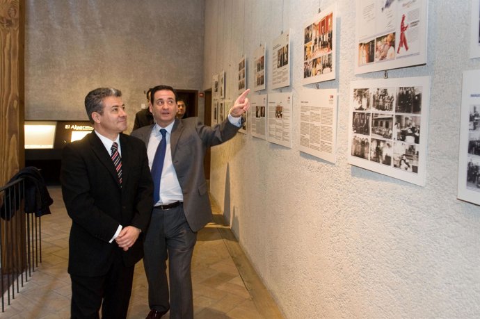 Ortigosa y Barón visitan la exposición sobre la historia de la Asociación de Per