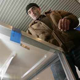 hombre votando elecciones georgia urna