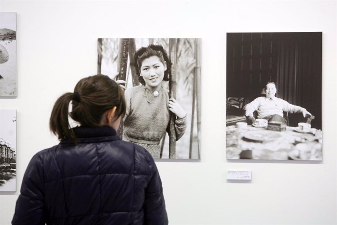 Una persona observa las fotografías de la exposición de la UPNA sobre China.