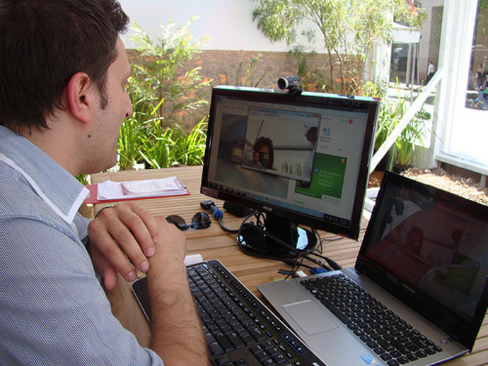 Hombre chateando a través de Windows Live.