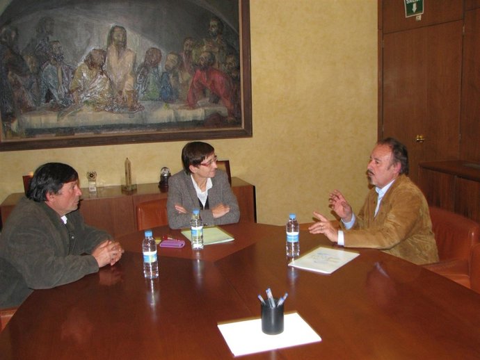 En la imagen la presidenta de la CHS, Charo Quesada, el concejal de Obras y Serv