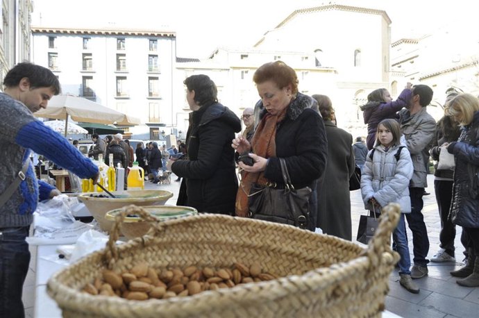 El mercado agroecológico de Zaragoza sirve a los consumidores almendras, aceite 