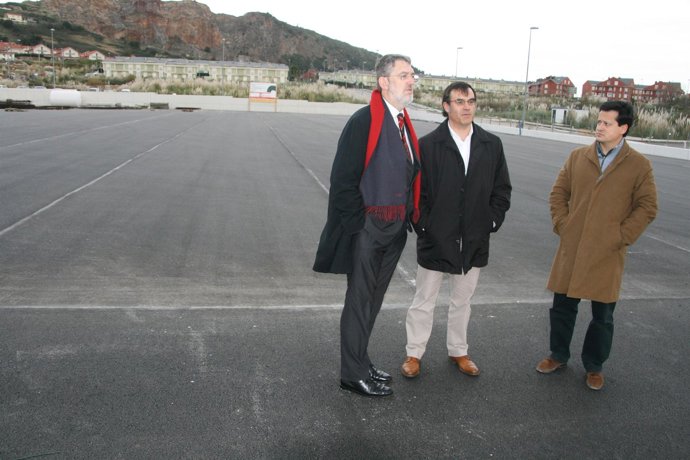 Ibáñez visita una de las obras financiadas por el Plan E en Santander