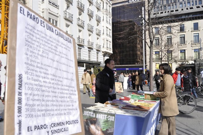 El Movimiento Cultural Cristiano distribuye libros a menos de un euro en la Plaz