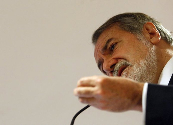 Ex Ministro Del Interior Y Portavoz Del Grupo Popular En El Parlamento Europeo, 