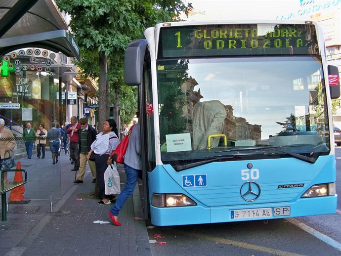 Un autobús del TUS recogiendo viajeros en una parada