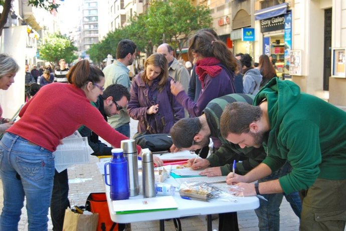 Compromís recoge firmas para pedir guarderías