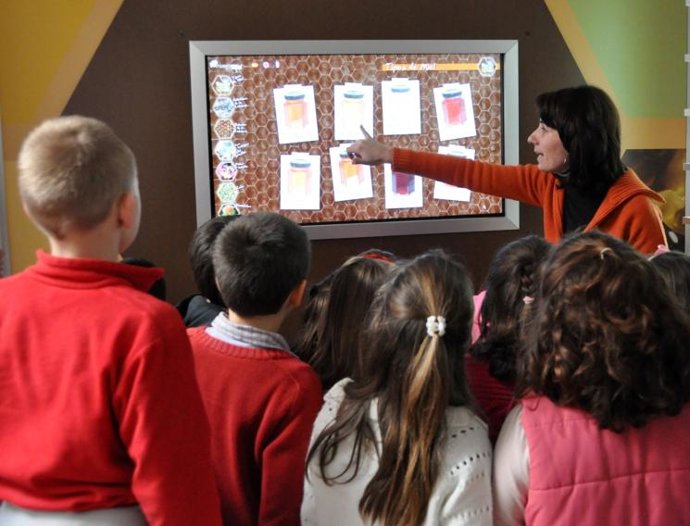Escolares en una visita al Museo de la Miel de Colmenar
