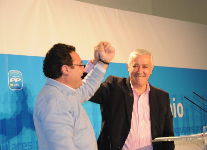 Javier Arenas con el candidato de Dos Hermanas