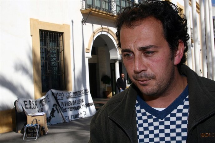 Felipe Luna, padre de familia en paro que exige la entrega de su VPO ante el Ayu