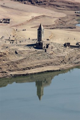 embalse con poca agua en Cataluña
