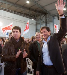   Jesús Gutiérrez y Javier Fernández en un acto político celebrado en Lugones. 