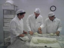 Tomás Gómez visita escuela de pan