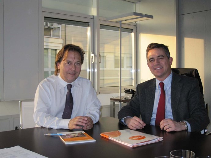 Firma del acuerdo entre Codespa y DKV Seguros