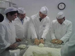 Tomás Gómez visita una escuela de panadería