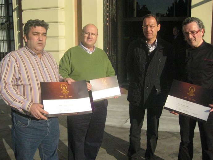 El alcalde, junto a los pasteleros