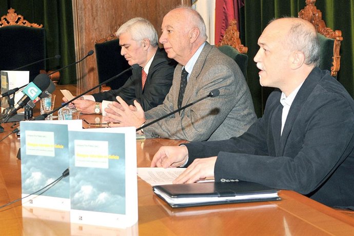 El profesor Urbano Fra, en primer término, junto al rector de la USC, Juan Casar