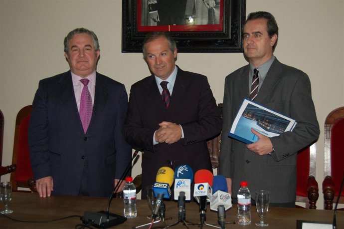 El presidente de la Diputación de Málaga, Salvador Pendón, el coordinador de la 